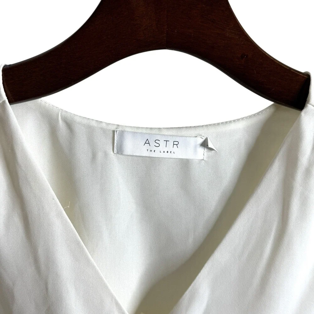ASTR‎ The Label Women's Blouse White Cream Size L Button Front Puff Sleeves